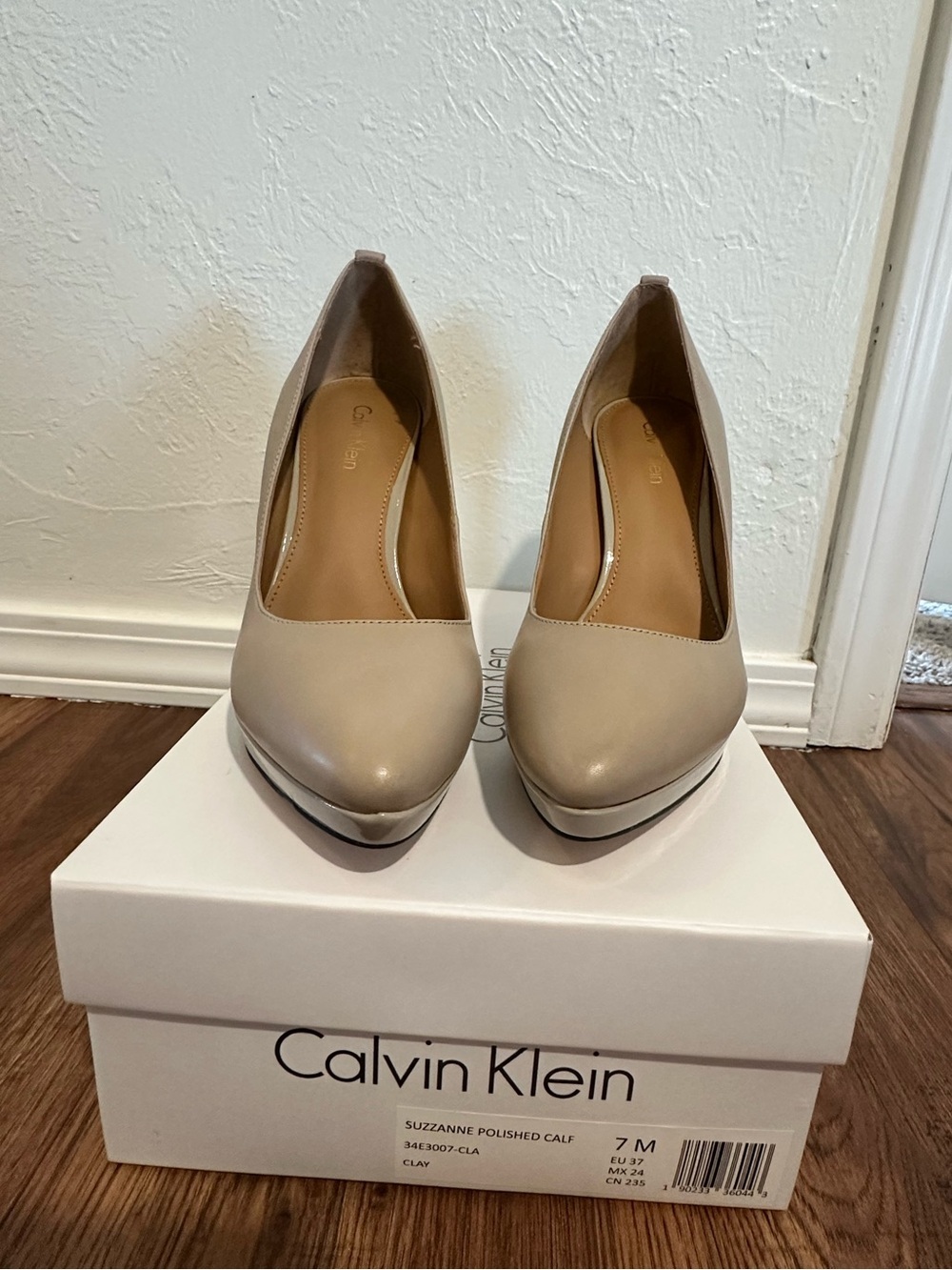 Calvin Klein nude heals - Picture 2 of 4